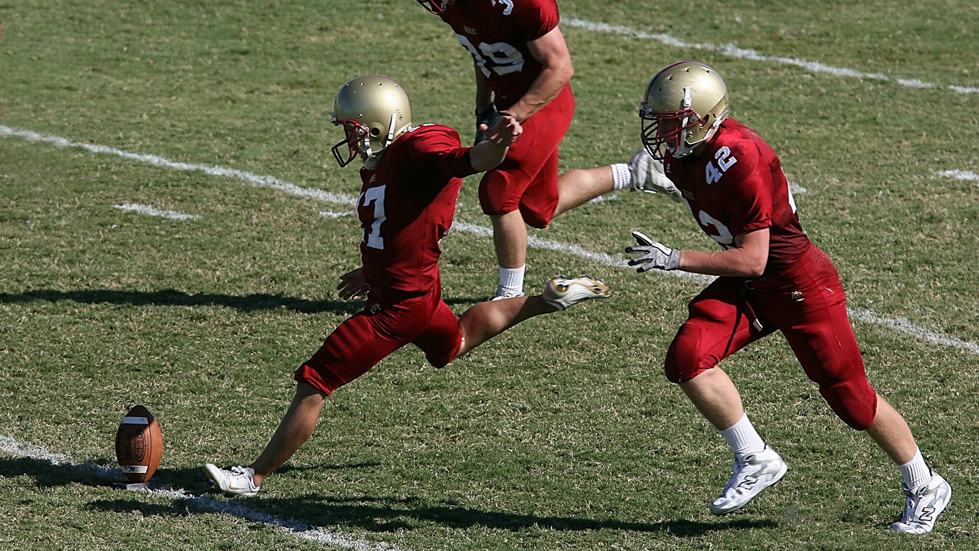 AI+电竞实验赛 人类战队与AI辅助队对决 战术执行呈现差异