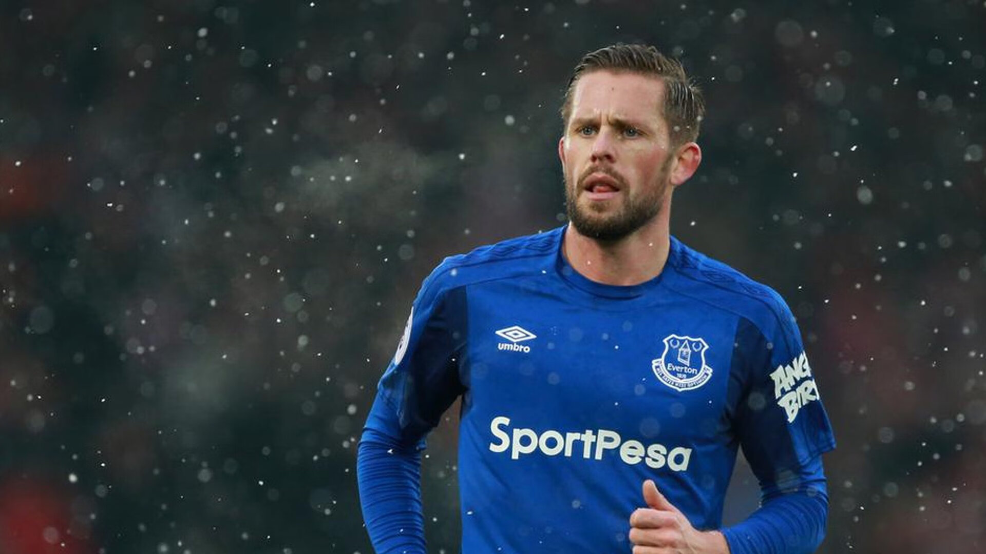 世界足球名宿中国行 贝克汉姆在校园与学生一起任意球教学