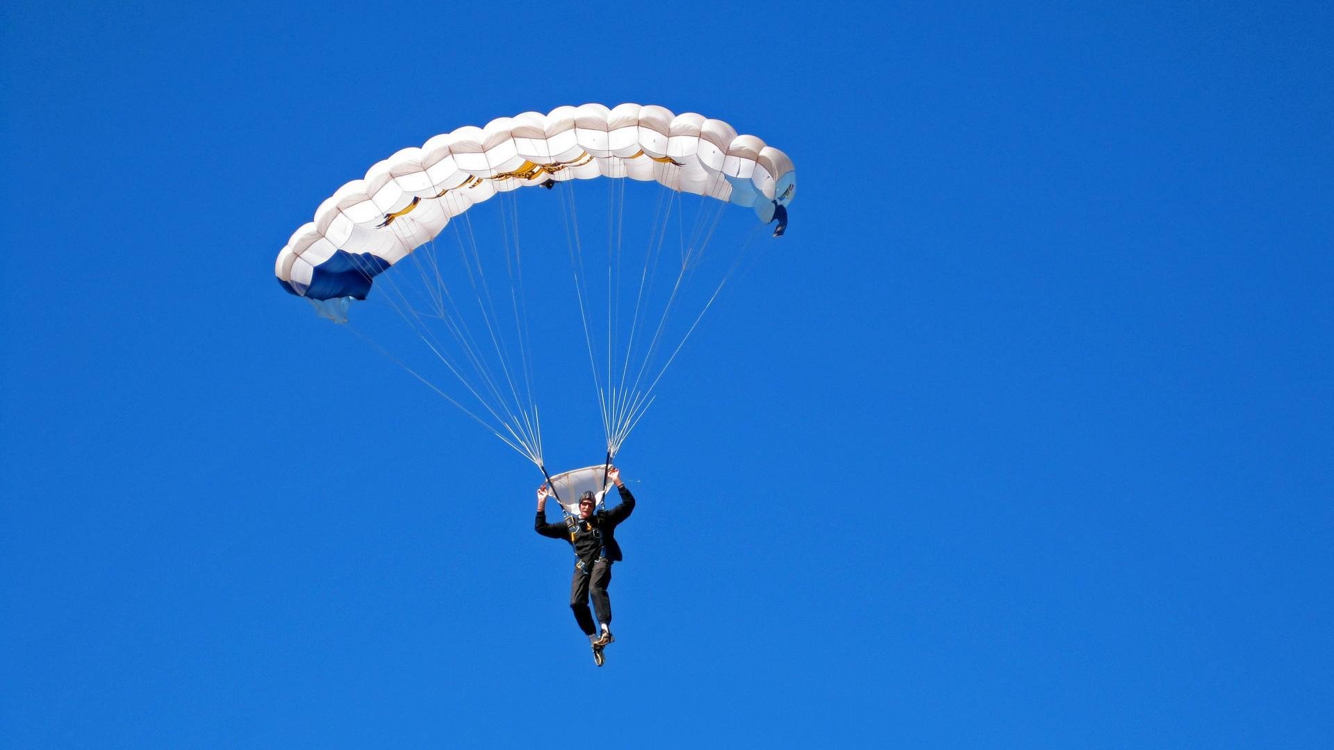 林丹羽毛球告别巡演在成都站落幕 与昔日主要对手相拥致谢时代