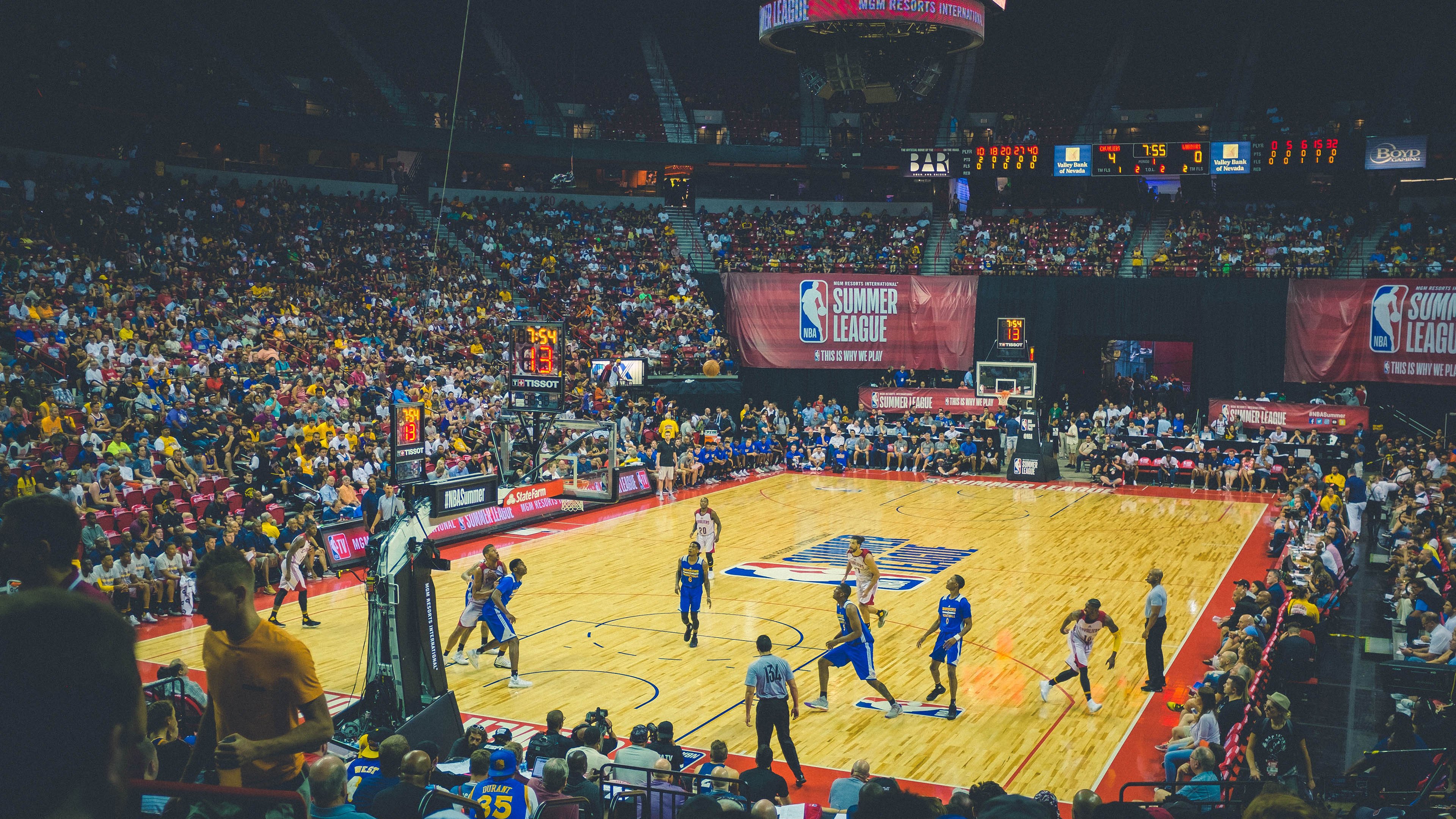 超级铁人24小时耐力赛 冠军完成游骑跑全程后仍能接受采访